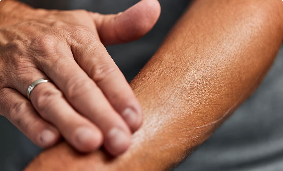 femme_qui_se_met_de_la_crème_sur_la_peau